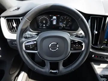 XC60 B4 R Design 2WD PDC SHZ NAVI KAMERA LED AHK