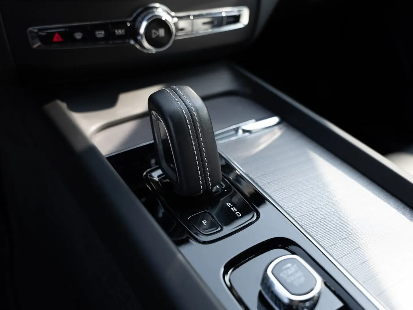 XC60 B4 R Design 2WD PDC SHZ NAVI KAMERA LED AHK