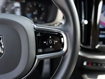 XC60 B4 R Design 2WD PDC SHZ NAVI KAMERA LED AHK