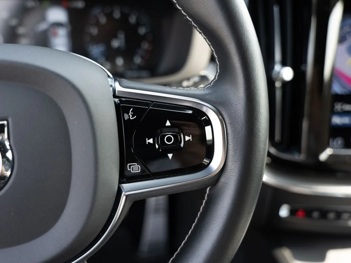 XC60 B4 R Design 2WD PDC SHZ NAVI KAMERA LED AHK