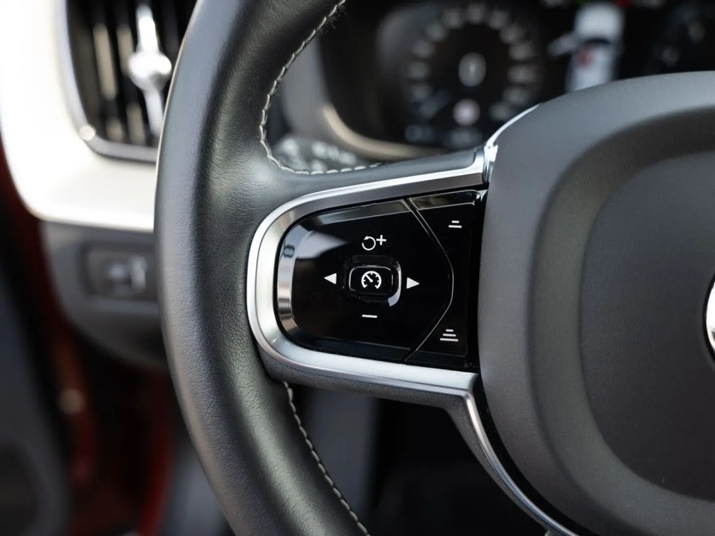 XC60 B4 R Design 2WD PDC SHZ NAVI KAMERA LED AHK