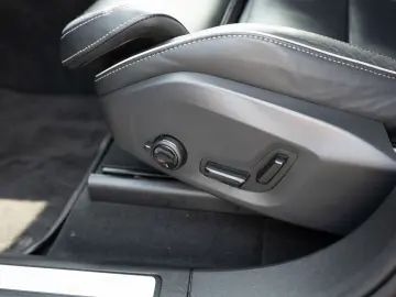 XC60 B4 R Design 2WD PDC SHZ NAVI KAMERA LED AHK