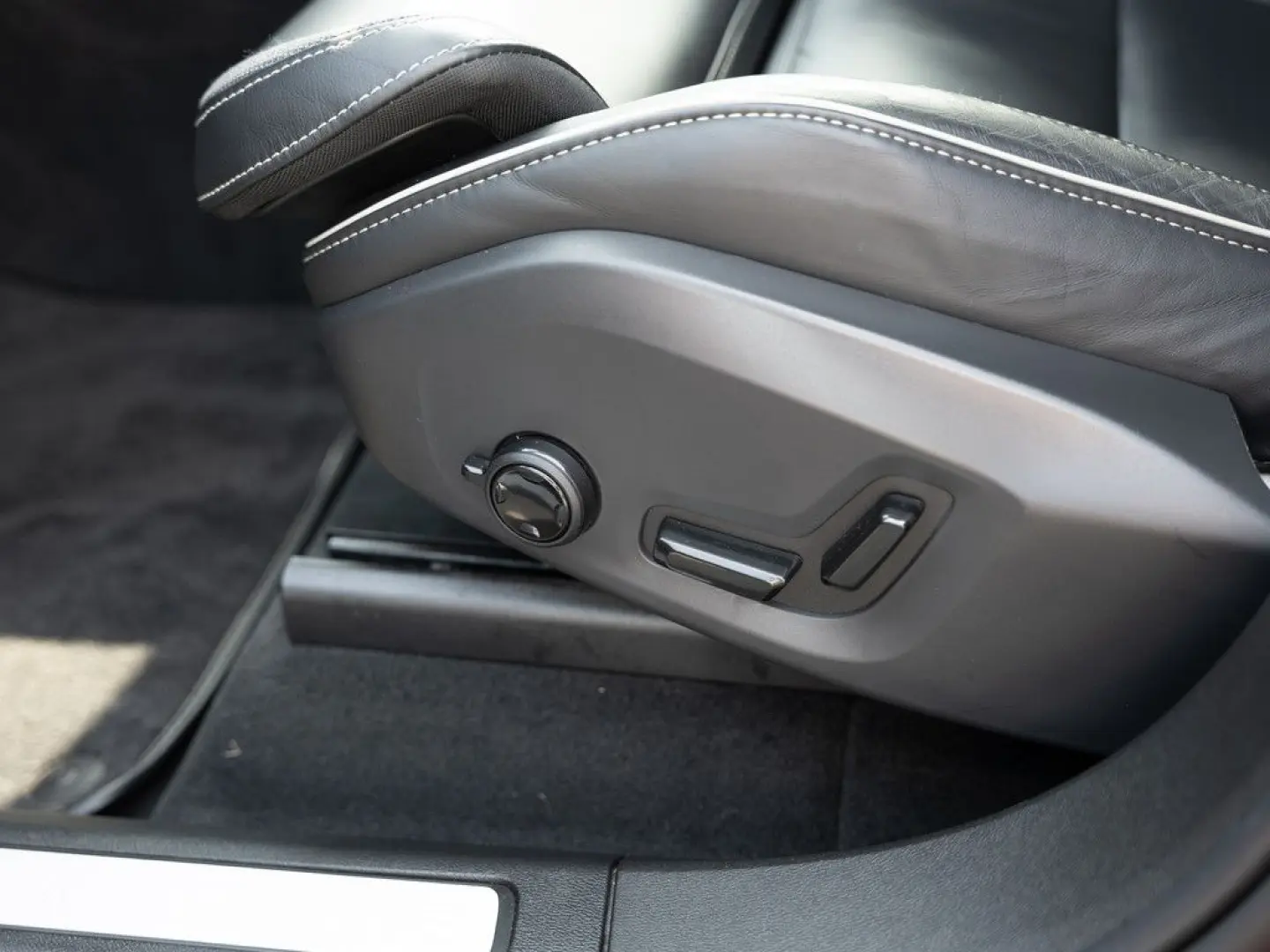 XC60 B4 R Design 2WD PDC SHZ NAVI KAMERA LED AHK