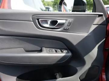 XC60 B4 R Design 2WD PDC SHZ NAVI KAMERA LED AHK