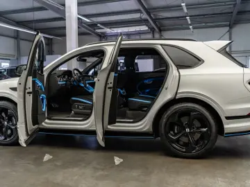 Bentayga 4.0 V8 S / Naim / All Terrain Spec.
