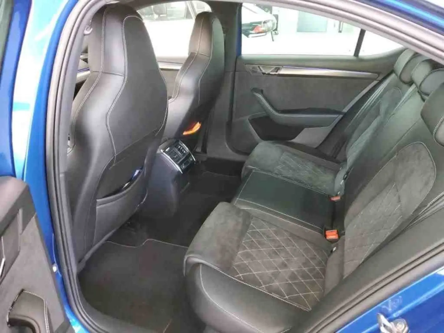 Superb Lim 4x4 SPORTLINE*PANO*CANTON*ViCo*MATRIX