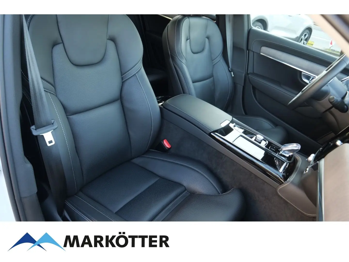 S90 T8 Recharge AWD Ultimate Dark Four-C/B&W