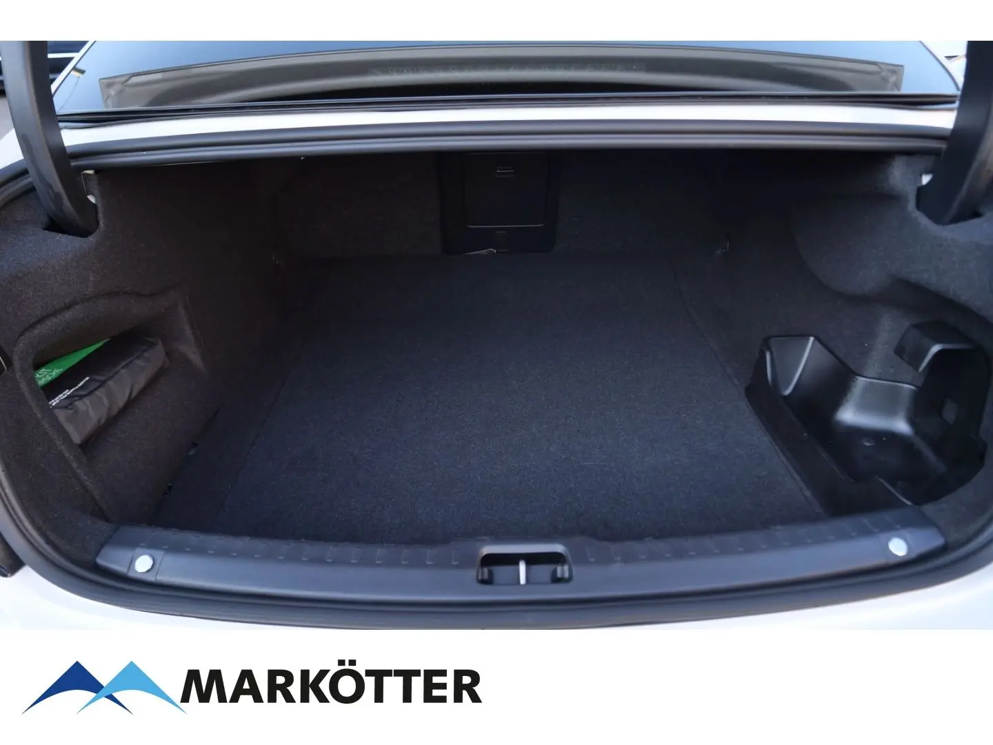 S90 T8 Recharge AWD Ultimate Dark Four-C/B&W