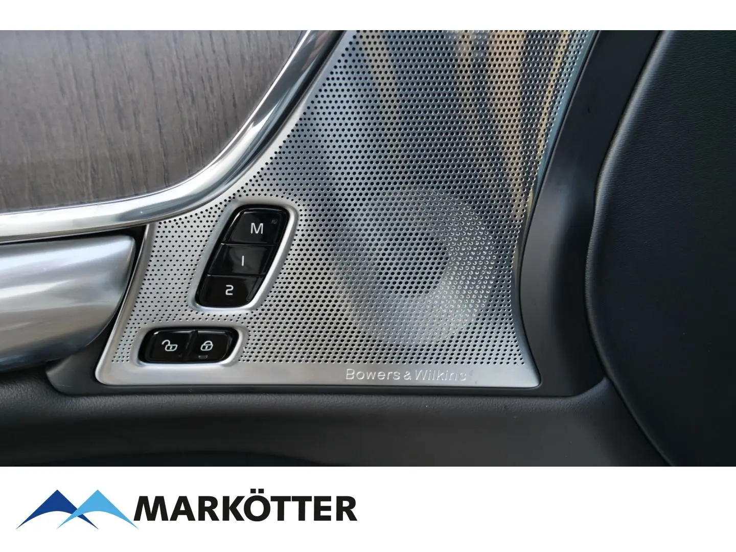 S90 T8 Recharge AWD Ultimate Dark Four-C/B&W