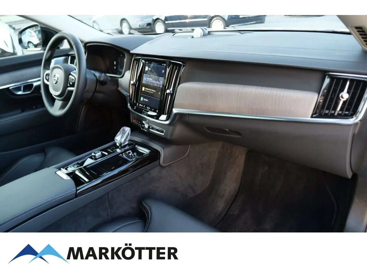 S90 T8 Recharge AWD Ultimate Dark Four-C/B&W