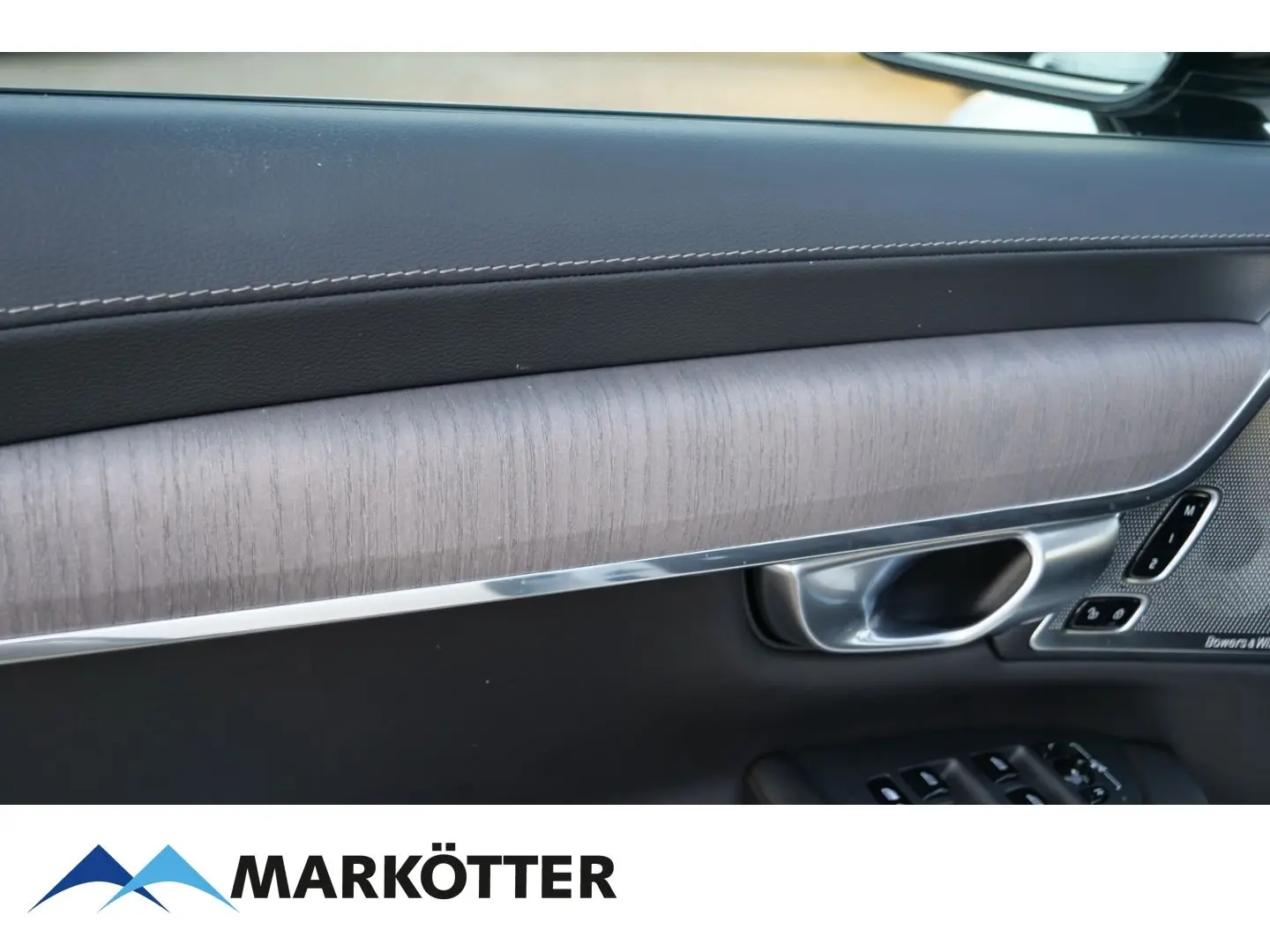 S90 T8 Recharge AWD Ultimate Dark Four-C/B&W