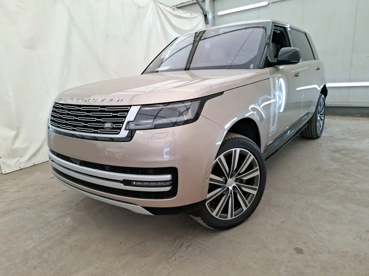 RR P440e 3.0 LWB Long Autobiography TV screens