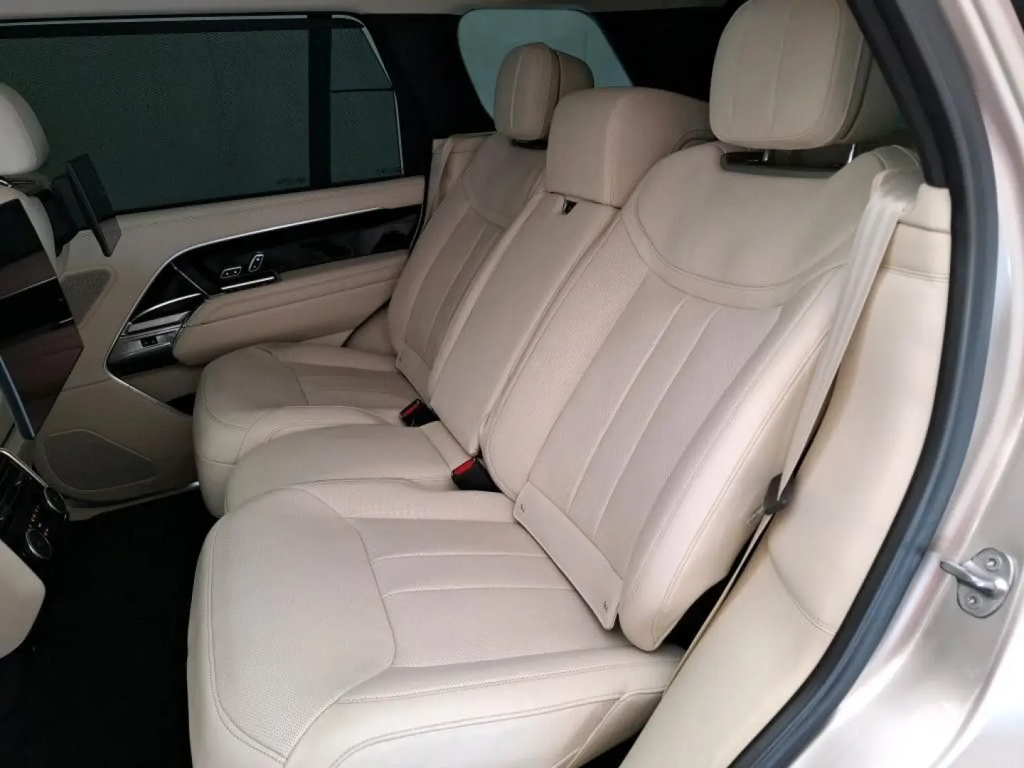 RR P440e 3.0 LWB Long Autobiography TV screens