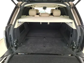 RR P440e 3.0 LWB Long Autobiography TV screens