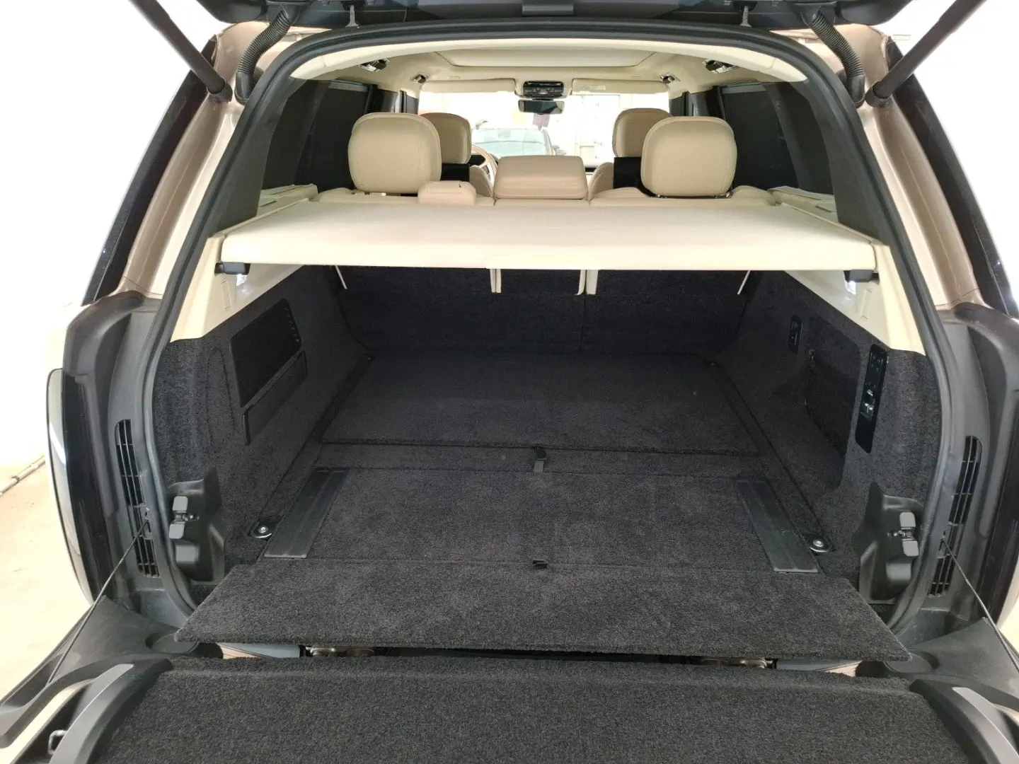 RR P440e 3.0 LWB Long Autobiography TV screens