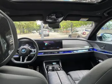 BMW i7