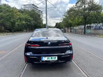 BMW i7
