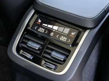 XC90 T8 Recharge AWD Ultra Bright NP:107.220,-//