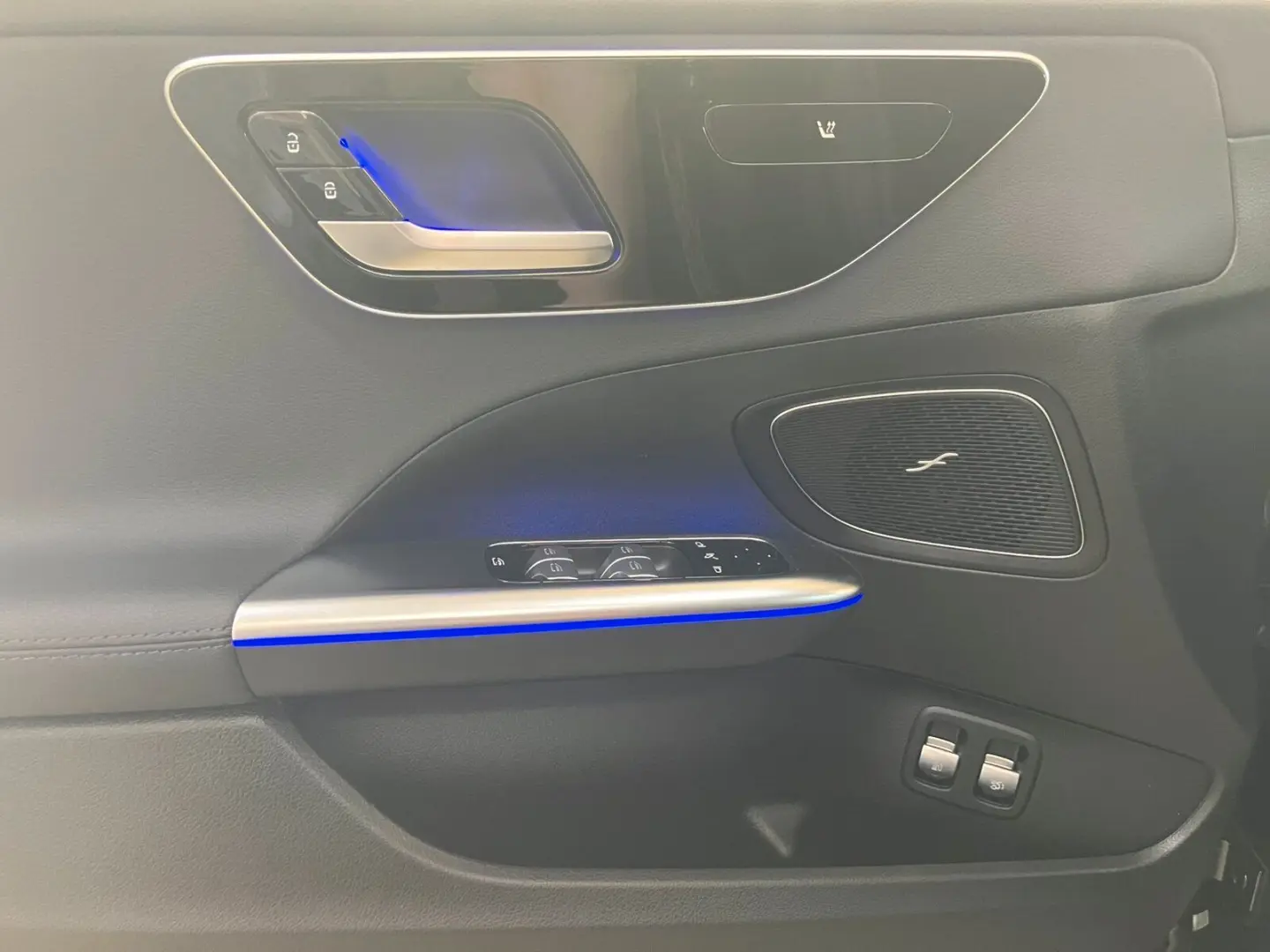 C 300 e Ava Pano Distr Spur DigiLight HUD DAB