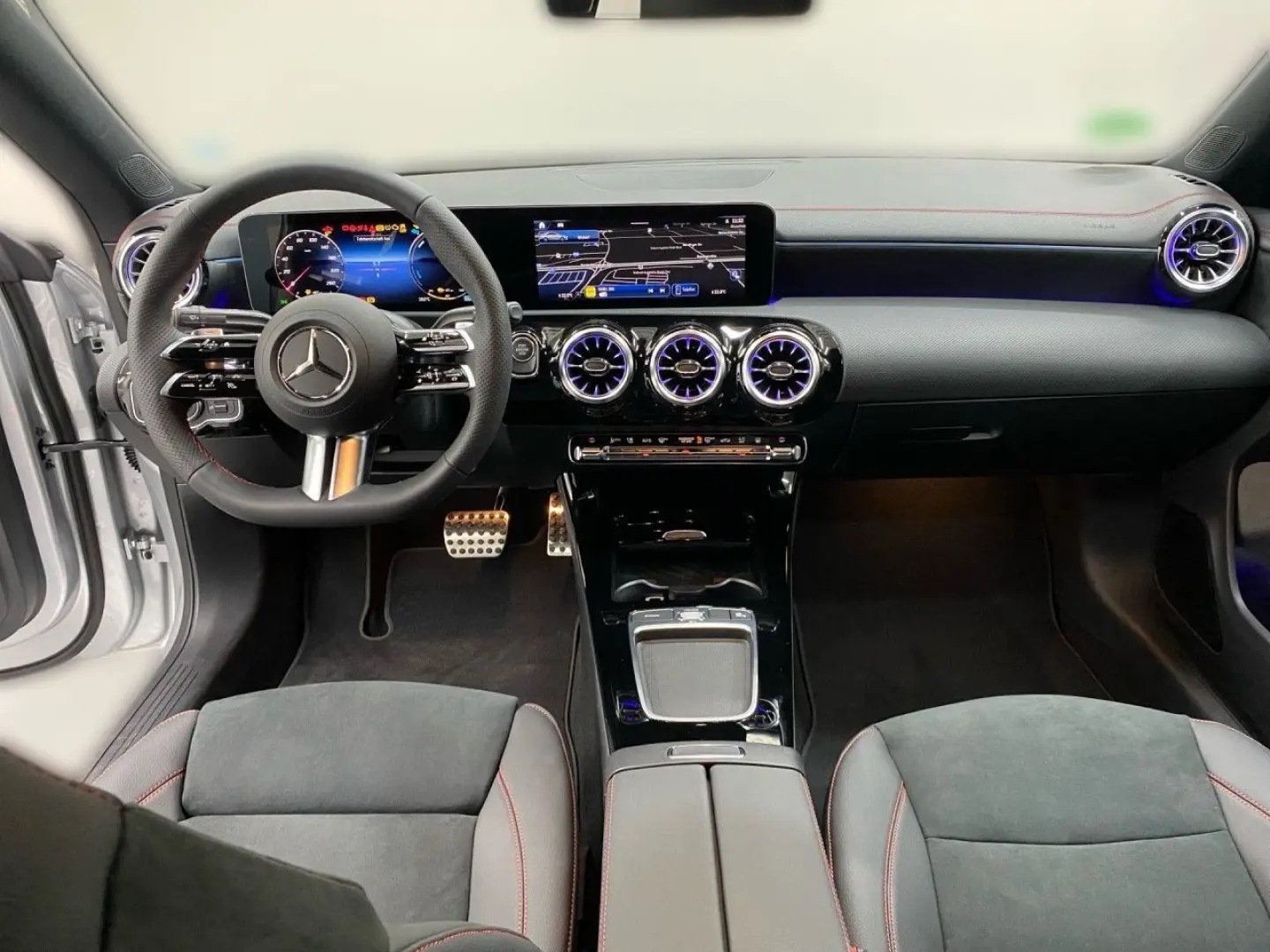 CLA 250 e AMG+PANO+PARK+DISTR+MULTIBEAM+MBUX AR