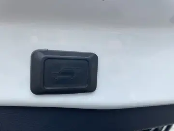 RAV4 2.5 Hybrid Team D *AHK*BLIS*NAV*ACC NAVI