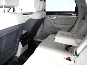 VOLKSWAGEN TOUAREG 3.0 TDI V6 AT