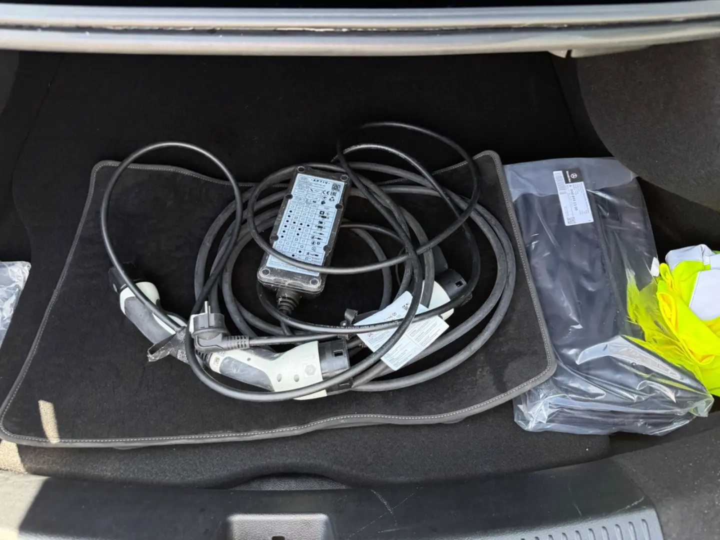 CLA 250e AUT~Distr~Spur~LED~Totw~DAB