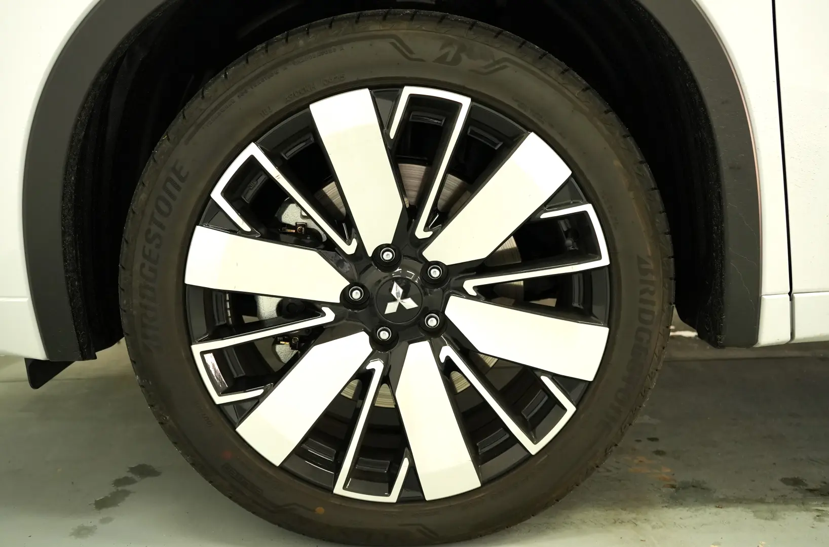 MITSUBISHI OUTLANDER PHEV 2.4L 4WD AT INSTYLE ULTIMATE