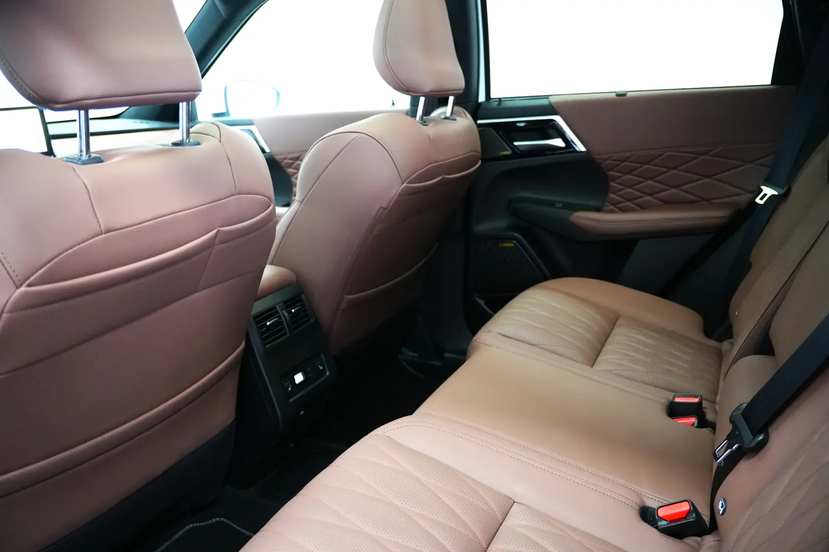 MITSUBISHI OUTLANDER PHEV 2.4L 4WD AT INSTYLE ULTIMATE
