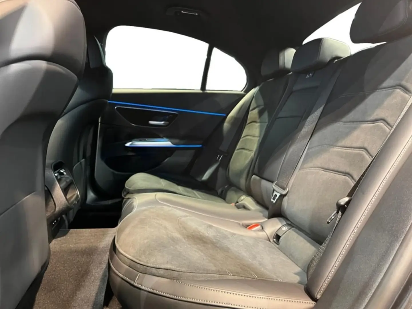 E 220 d AMG +MBUX+DISTR+AHK+SpurW+W-Paket+PDC+LM