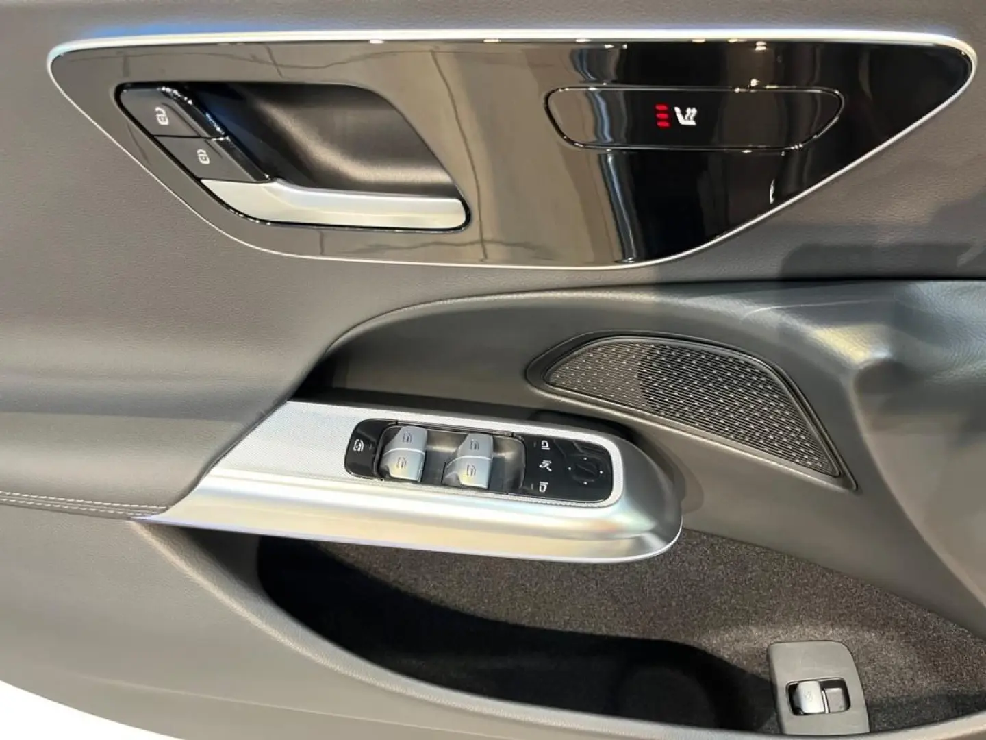 E 220 d AMG +MBUX+DISTR+AHK+SpurW+W-Paket+PDC+LM