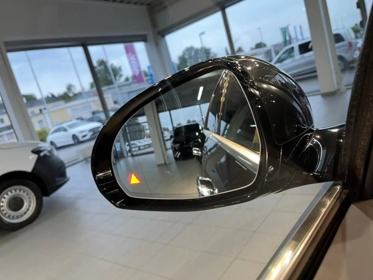 E 220 d AMG +MBUX+DISTR+AHK+SpurW+W-Paket+PDC+LM