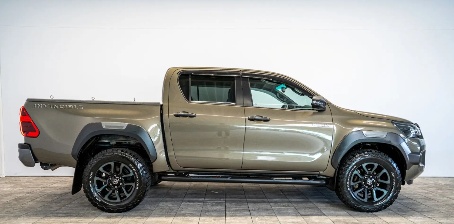 Hilux 2.8 D4-D INVINCIBLE °AHK°JBL°Navi°