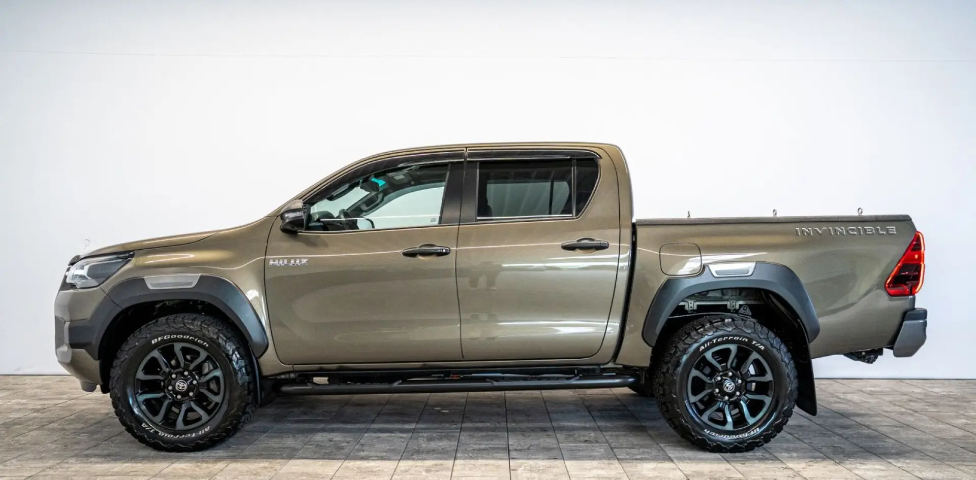 Hilux 2.8 D4-D INVINCIBLE °AHK°JBL°Navi°