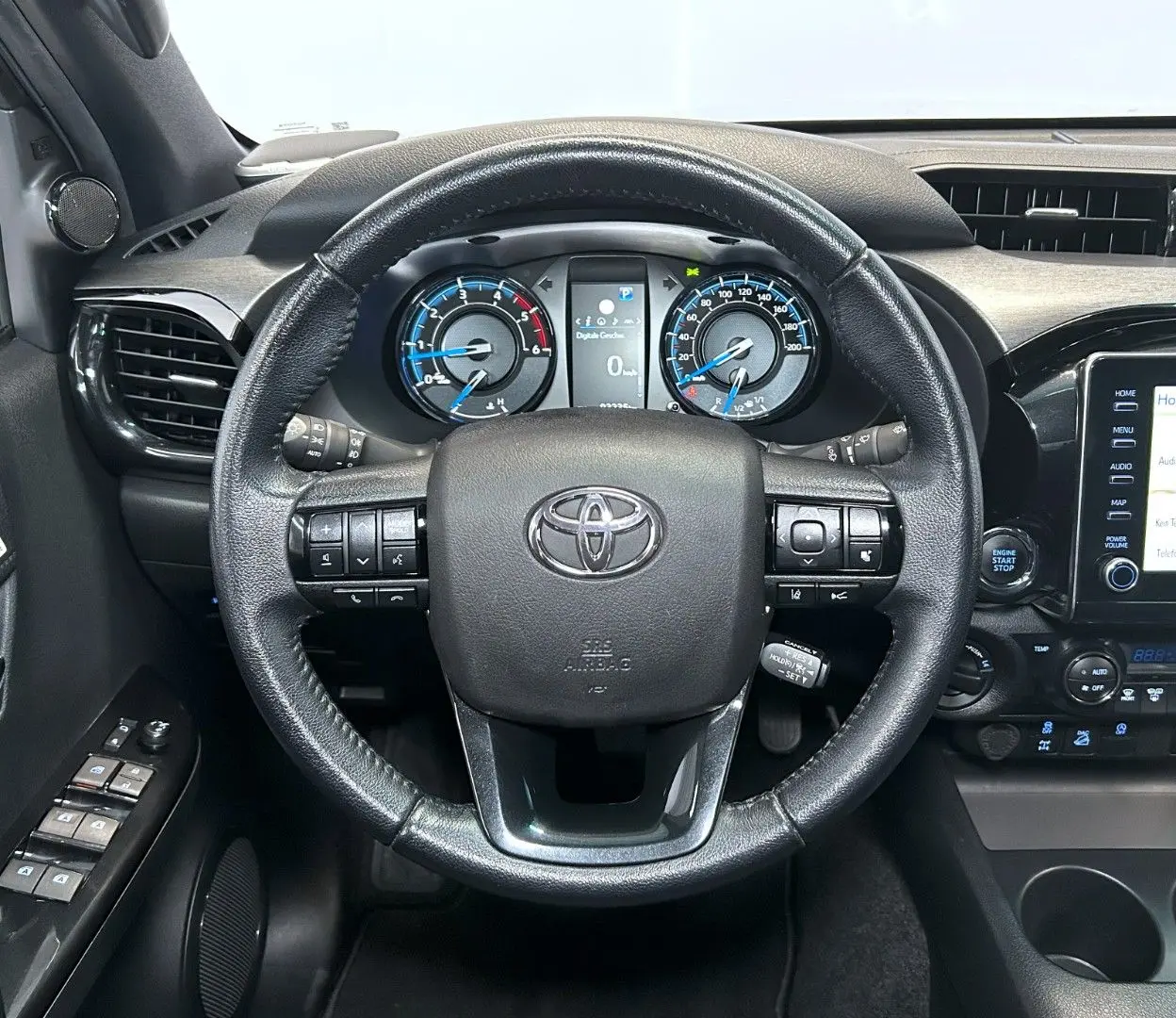 Hilux 2.8 D4-D INVINCIBLE °AHK°JBL°Navi°