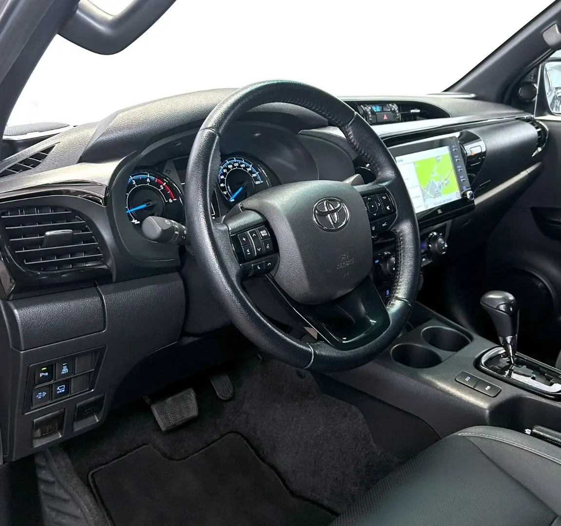 Hilux 2.8 D4-D INVINCIBLE °AHK°JBL°Navi°