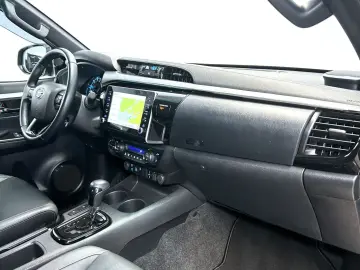 Hilux 2.8 D4-D INVINCIBLE °AHK°JBL°Navi°