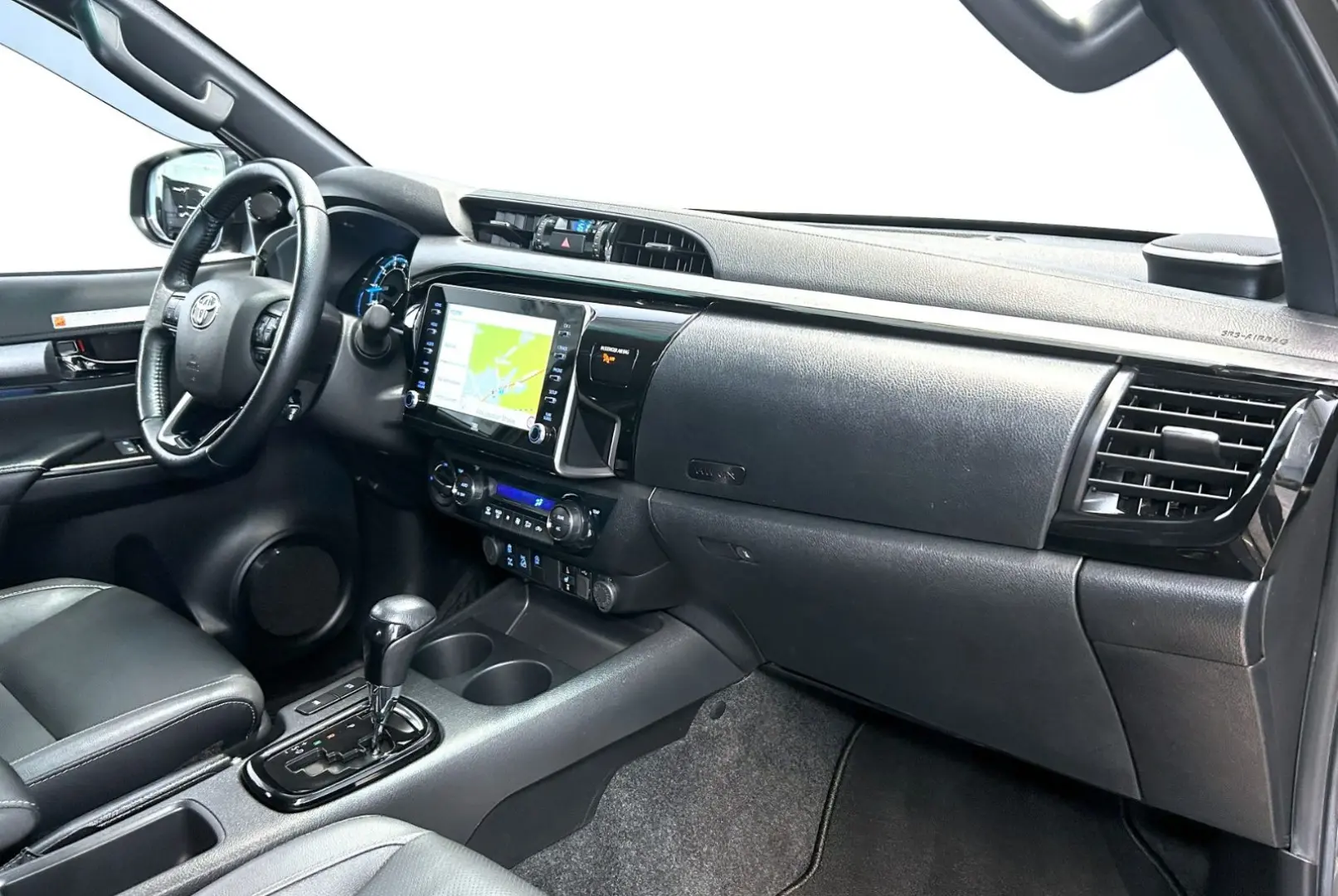 Hilux 2.8 D4-D INVINCIBLE °AHK°JBL°Navi°