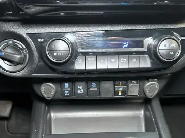 Hilux 2.8 D4-D INVINCIBLE °AHK°JBL°Navi°