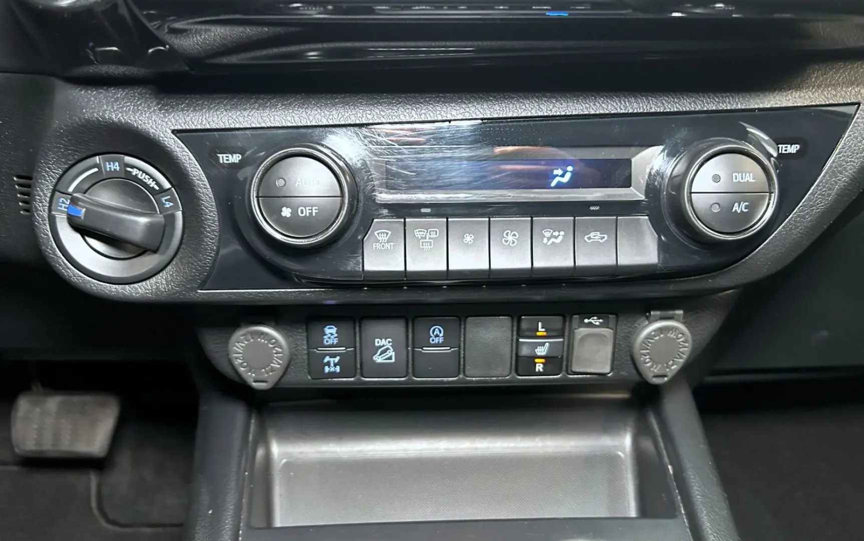 Hilux 2.8 D4-D INVINCIBLE °AHK°JBL°Navi°