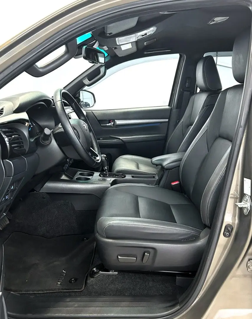 Hilux 2.8 D4-D INVINCIBLE °AHK°JBL°Navi°