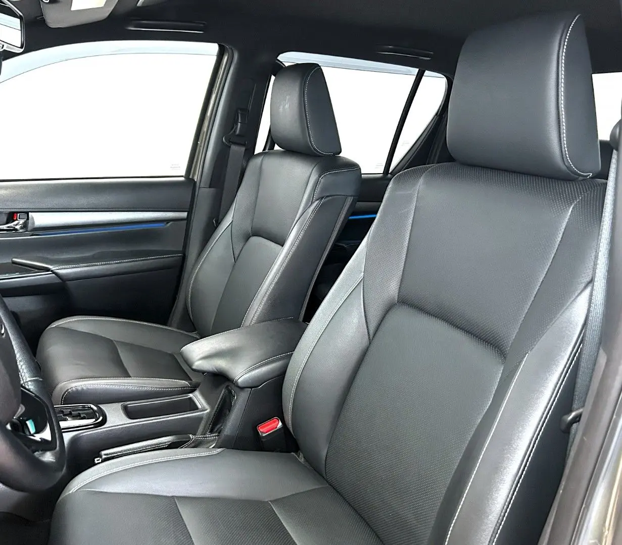 Hilux 2.8 D4-D INVINCIBLE °AHK°JBL°Navi°