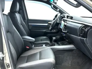 Hilux 2.8 D4-D INVINCIBLE °AHK°JBL°Navi°