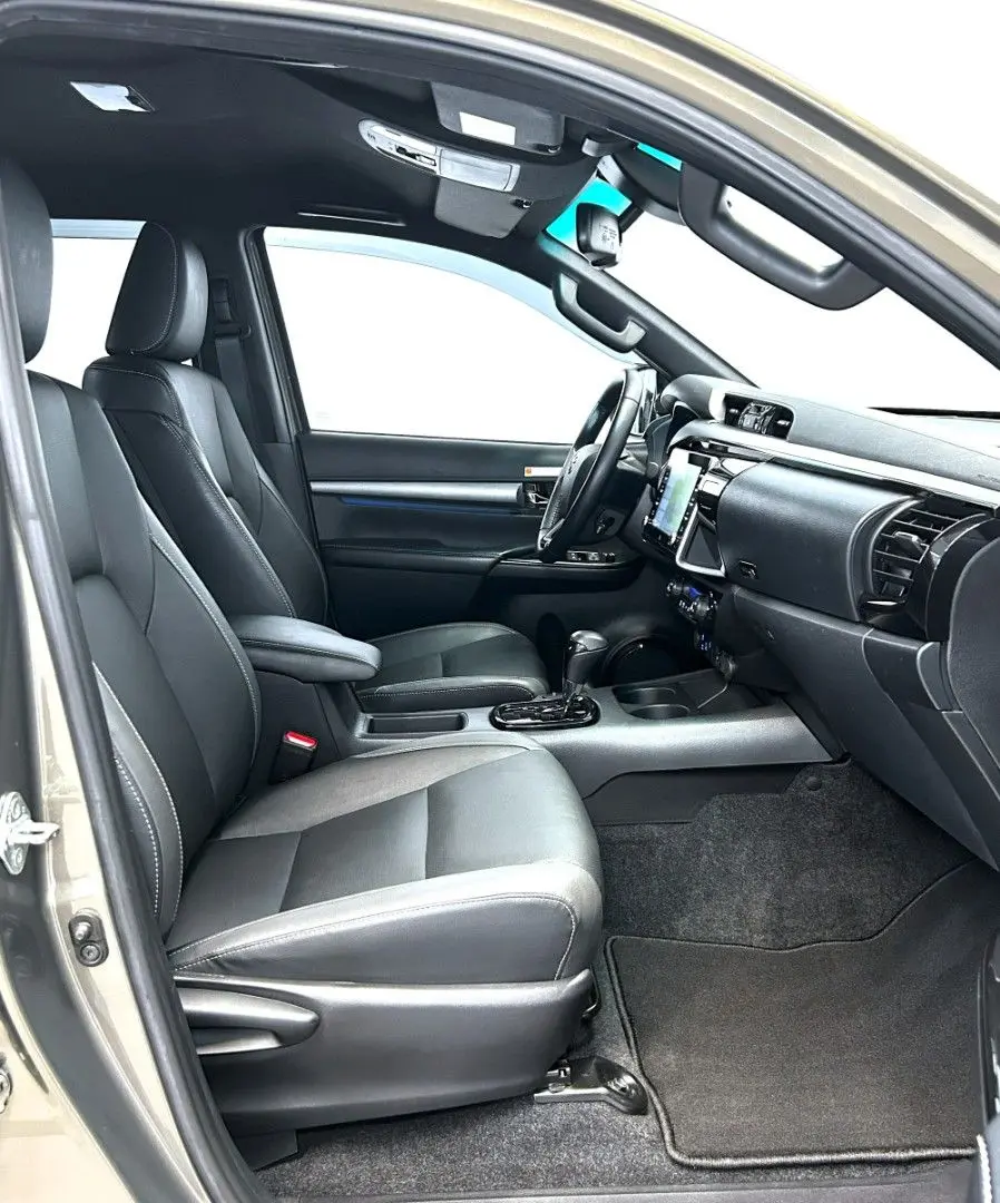 Hilux 2.8 D4-D INVINCIBLE °AHK°JBL°Navi°