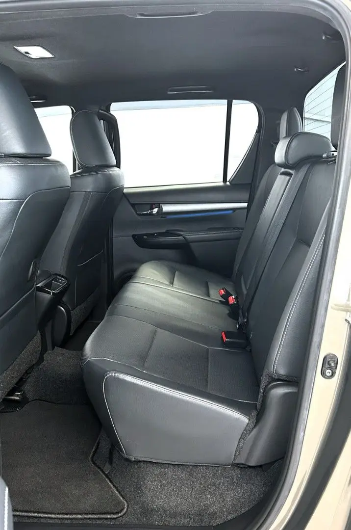 Hilux 2.8 D4-D INVINCIBLE °AHK°JBL°Navi°