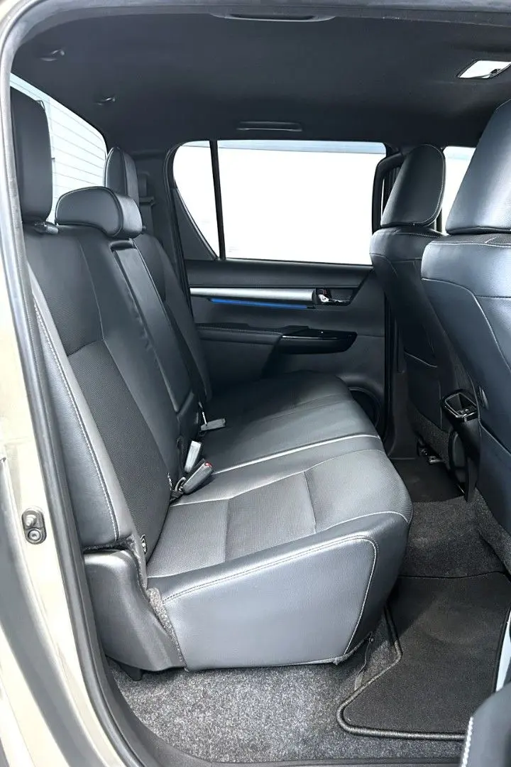 Hilux 2.8 D4-D INVINCIBLE °AHK°JBL°Navi°