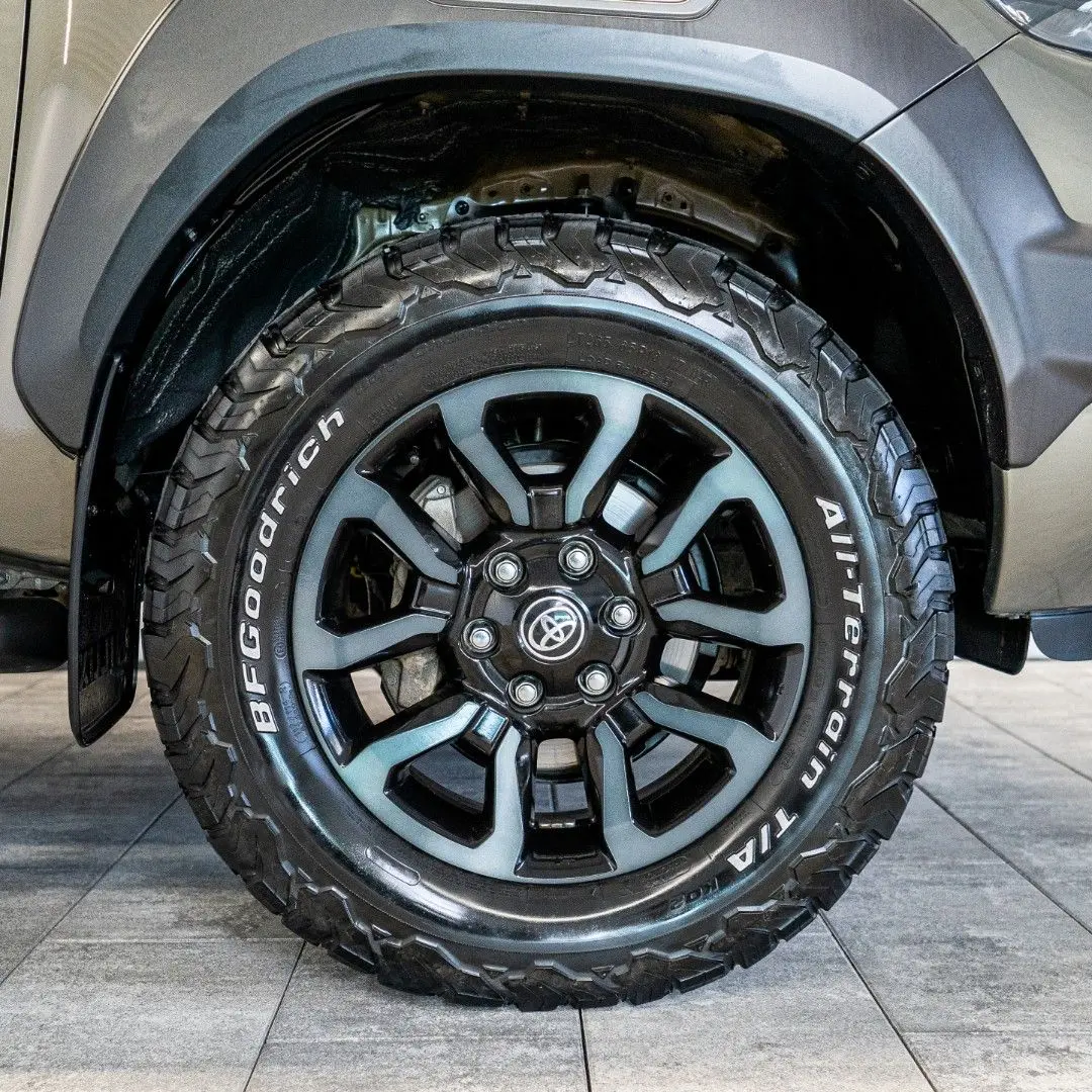Hilux 2.8 D4-D INVINCIBLE °AHK°JBL°Navi°