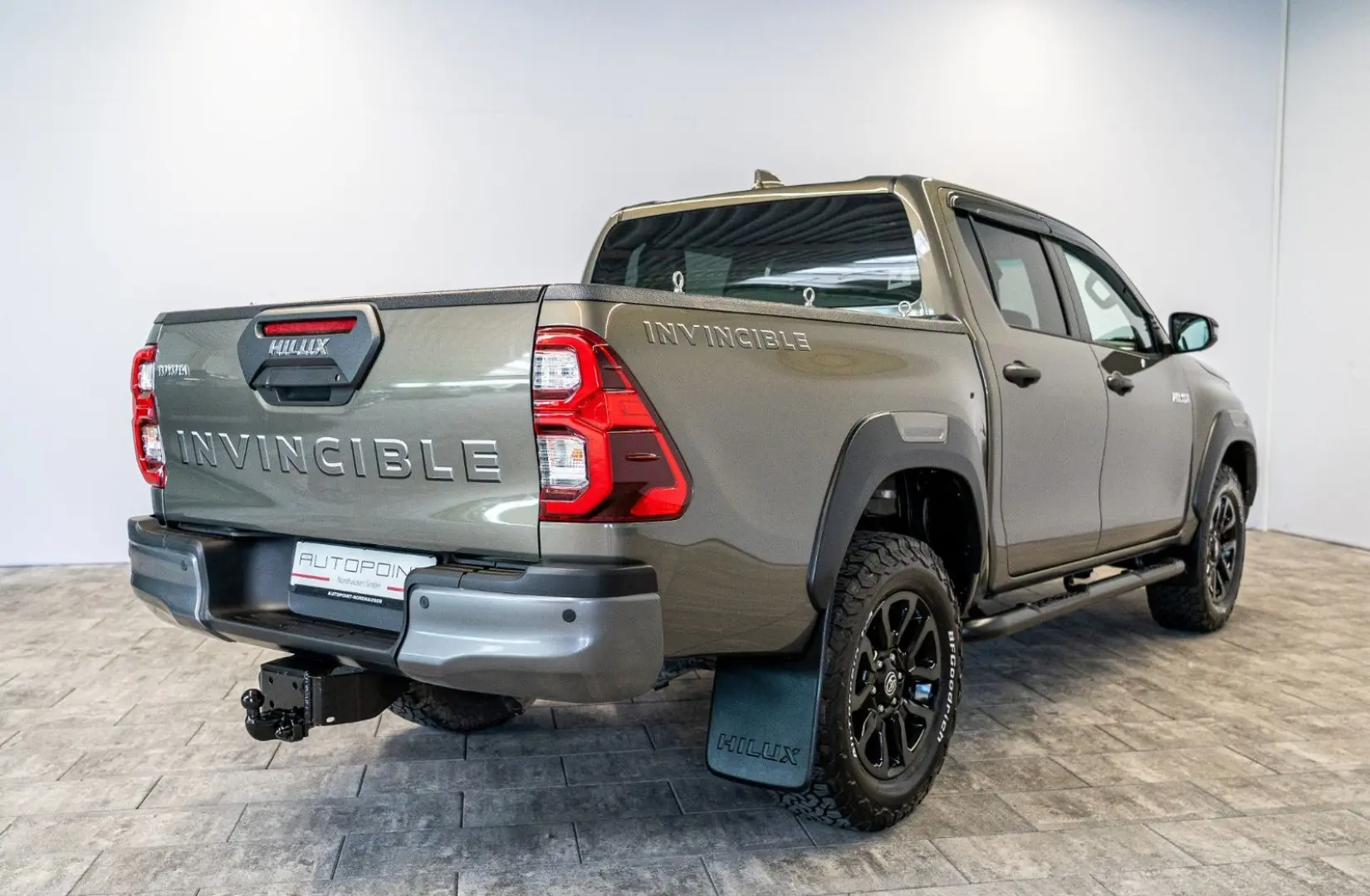 Hilux 2.8 D4-D INVINCIBLE °AHK°JBL°Navi°