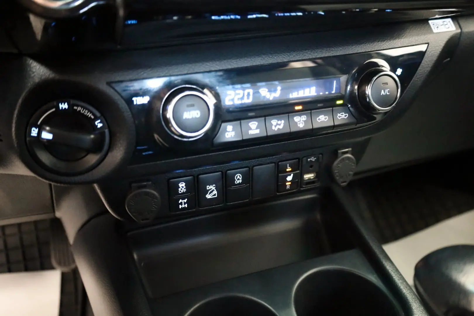 Hilux 2.8 D4-D Invincible ,VOLL! ACC,JBL,LED,AHK