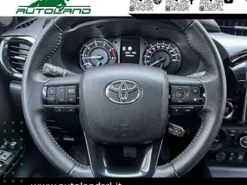 TOYOTA Hilux Invincible 2.8d A/T 4WD Double Cab 